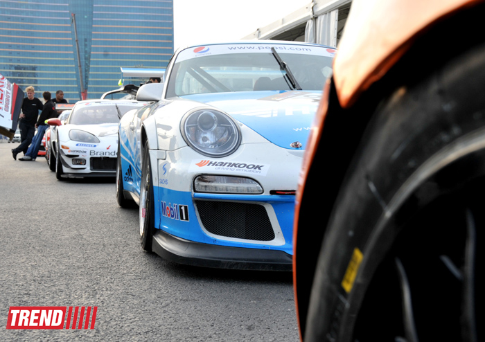 В Баку стартовал парад гоночных машин, участвующих в City Challenge (Фото)